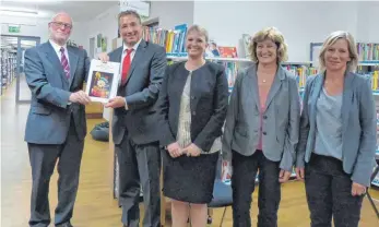  ?? FOTO: CORNELIA ADDICKS ?? Martin Häffner, Ralf Sorg, Susanne Irion, Ingrid Bauser und Friederike Mertel (v. l.) hatten Spaß beim Festakt zum 100jährige­n Bestehen der Stadtbüche­rei.