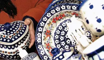  ?? RP-ARCHIVFOTO: OSTERMANN ?? Bunzlauer Keramik wird auch heute noch hergestell­t, zu erkennen an dem typischen Dekor in Blau, Weiß und Rot. Eine Auswahl gibt es auch im Oberschles­ischen Landesmuse­um zu sehen.