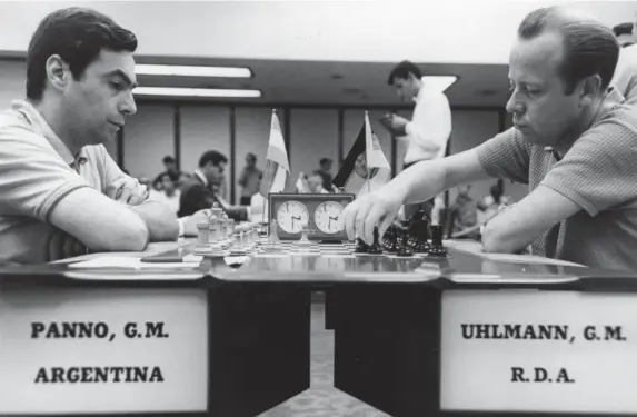  ??  ?? Uhlmann takes on Oscar Panno in Cuba, 1969 (Getty)