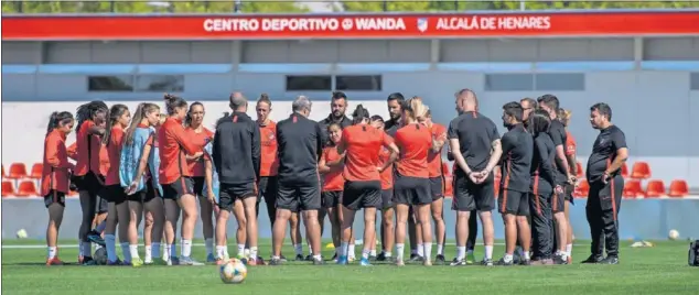  ??  ?? ATLÉTICO FEMENINO. Las chicas del Atlético, en el entrenamie­nto de ayer. El domingo jugarán ante el Sevilla en el estadio principal de la Ciudad Deportiva de Alcalá de Henares.