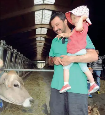  ??  ?? In famiglia Matteo Salvini a Mantello, in Valtellina, con la figlia minore Mirta nelle ultime ore prima del voto (foto Cavicchi)