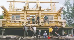  ?? STUART MORISON ?? Students build a log home with Pat Wolfe at his school.