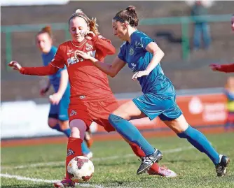  ?? FOTO: WIECK ?? Winter-Neuzugang Tesa McKibben (rechts, hier gegen Anna Kirschbaum) bestritt gegen Köln ihr erstes Pflichtspi­el für den FCS. Die Stürmerin blieb aber noch ohne Erfolg.