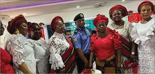  ?? ?? CP Disu; POWA Rivers Chairperso­n, Mrs. Disu; POWA members and LAPOWA lead cutting the Valentine cake