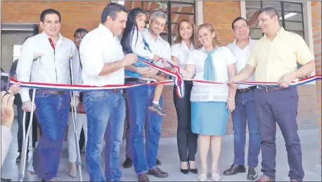  ??  ?? Juan Carlos Baruja, Eduardo Petta y Mario Abdo Benítez, en el acto de inauguraci­ón de una escuela en Carapeguá.