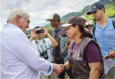  ?? Foto: Imago/M. Gotschalk ?? Als Außenminis­ter im Plausch mit einer FARC-Guerillera, nun kommt Steinmeier als Bundespräs­ident.