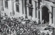  ?? THE ASSOCIATED PPRESS ?? Chileans come to see the damage at La Moneda presidenti­al palace in Santiago, Chile, on Sept. 15, 1973, after bombs fell and rebelling troops closed in on the palace in a coup ousting socialist President Salvador Allende.