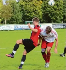 ?? Foto: Mack ?? Die Köpfe unten, der Ball oben: Oettingens Thorsten Lindner (rechts) hatte am Ende mit seinem TSV gegen den FSV Flotzheim/Fünfstette­n die Nase vorn.