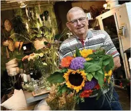  ??  ?? BLOMSTERBU­D: Jan Helgesen stortrives i jobben som blomsterbu­d.