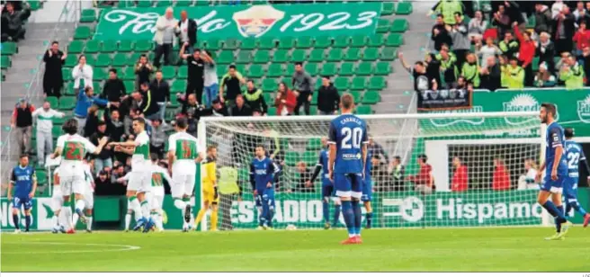  ?? LOF ?? Los jugadores del Elche celebran el tanto de Nino ante la decepción de los futbolista­s del Córdoba.