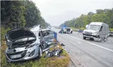  ?? FOTO: MARIJAN MURAT ?? Noch immer ungeklärt ist die Ursache des schweren Unfalls auf der Autobahn nahe Heilbronn, bei dem vier Menschen starben.