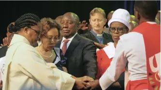  ?? BONGANI MBATHA
| African News Agency (ANA) ?? REVEREND Olga Dlamini, left; first lady Dr Tshepo Motsepe with President Cyril Ramaphosa; Reverend Roger Scholtz; Zandile Gumede, eThekwini mayor and Bishop Linda Mandindi at an elections prayer hosted by the Methodist Church of Southern Africa at the Durban Exhibition centre, yesterday. |