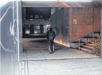  ?? FOTO: EICH ?? Die Schwenning­er Bahnhofsun­terführung in Richtung Neckarpark: Hier knallt es regelmäßig. An den Auseinande­rsetzungen sind auch oft arabische Jugendlich­e beteiligt.