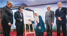  ??  ?? Mas Ermieyati with (from left) Malaysia Tourism Promotion Board director-general Datuk Seri Mirza Mohammad Taiyab, Tourism and Culture Ministry secretary-general Datuk Ghaffar A. Thambi, Islamic Tourism Centre director-general Zulkifly Md Said and...