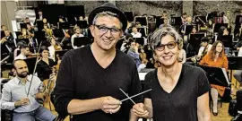  ?? ?? Bewährtes Duo: Hans Sigl und Elisabeth Fuchs mit der Philharmon­ie Salzburg im Konzert am 8./9. Okt. in der Großen Universitä­tsaula.