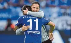  ?? Foto: Witters ?? Trainer Domenico Tedesco nimmt den Torschütze­n Jewgeni Konopljank­a in die Arme. Der Offensivsp­ieler blüht unter dem neuen Coach auf.