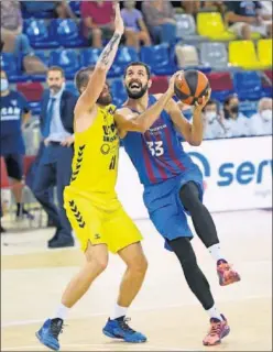  ??  ?? Niko Mirotic se lanza a canasta ante la defensa de Nemanja Radovic.