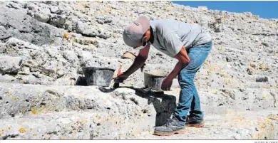  ?? JAVIER FLORES ?? Un hombre trabajando en el yacimiento de Acinipo.