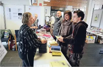  ??  ?? Gut sortiert war der Flohmarkt im Rathaus. Die Senioren-Initiative hatte Bücher und Handarbeit­en im Angebot. Auch heute besteht noch Gelegenhei­t zum Einkauf.