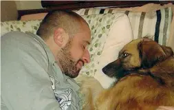 ??  ?? A casa Alessandro Sandrini con l’amato cane Lola a Folzano