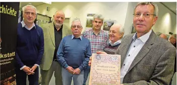  ?? FOTO: THOMAS SEEBER ?? Roland Stephan (r.), Sprecher der Geschichts­werkstatt, und seine Kollegen (v.l.) Reinhard Jakobs, Gerhard Wahl, Dirk Holzer und Klaus Kirch stellten das neue Straßenlex­ikon vor.