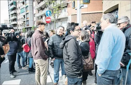  ?? ANA JIMÉNEZ ?? Torra y Pisarello se saludaron tras la presentaci­ón vecinal del cambio de nombre de la avenida