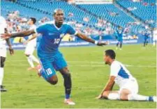 ?? Especial ?? Arichel Hernández (izq.) festeja su anotación con la camiseta de Martinica en partido de 2019.