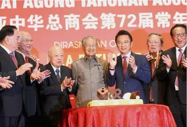  ??  ?? This one’s for you: Dr Mahathir (centre) being honoured by VVIPs from ACCCIM (from left) Tan Sri Andrew Liew Sui Fatt, Datuk Lim Kok Cheong, Tan Sri Lim Guan Teik, Ter, Tan Sri William Cheng and Tan Sri Francis Yeoh with a 93rd birthday cake after he had officiated the event in Kuala Lumpur.