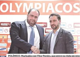  ??  ?? POLÉMICO. Marinakis com Vítor Pereira, que esteve no clube em 2015