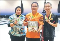  ??  ?? Syahruddin Shamsudin (centre) is all smiles after winning the Megalanes 169 &amp; Below Skin’s Challenge Grand Final on Thursday night at Megalanes Sarawak, E-Mart Batu Kawa. He posted a total of 1,620 pins over the nine-game finale with scores of 209, 164, 180, 186, 192, 123, 159, 172 and 215. Thirteen pins behind was Abang Muhd Fakhri (right) and in third position was Marzainah Jayamara (left) with 1,595 pins. Finishing from fourth to 12th were Mazlyana Zainul, Abdul Aziz Bin Kadri, Zulfadli Sukardi, Mohd Haroun Ponik, Mohd Abdul Hadi Ridhuan, Mohd Shahruddin Zaidil, Nur Syazwani Marais, Ruhana Bujang and Zac Chai.