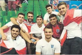  ?? FOTO: TWITTER ?? Harry Maguire acudió al Euro-2016 con unos amigos para alentar a los ‘pross’