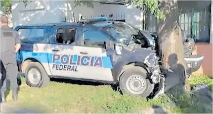  ??  ?? Final. Tras embestir a la moto de las víctimas, el patrullero de la Federal impactó contra un árbol.
