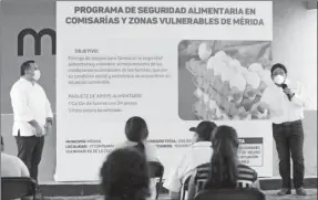  ??  ?? El alcalde de Mérida, Renán Barrera Concha, y el secretario de Desarrollo Social del Estado, Roger Torres Peniche, durante el inicio del Programa de Seguridad Alimentari­a ayer en la comisaría de San José Tzal