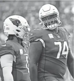  ?? ?? Cardinals quarterbac­k Kyler Murray (1) and offensive tackle D.J. Humphries (74) talk during the second quarter against the Seahawks.