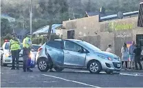  ?? PHOTO: HAMISH MACLEAN ?? Police attend a crash at the intersecti­on of Eden and Reed Sts on Tuesday.