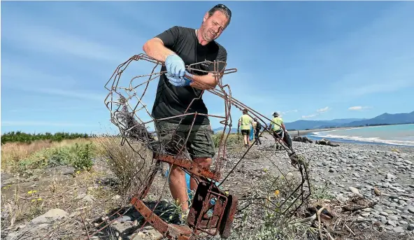  ?? SCOTT HAMMOND/ STUFF ?? Jason Radka was one of the volunteers from Yealands who spent more than four hours cleaning up.