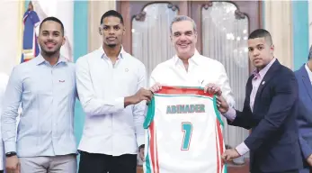  ?? LD ?? El intérprete urbano Bulova fue recibido por el presidente Luis Abinader, previo a Bameso resultar ganador del Torneo de Baloncesto Superior del Distrito Nacional.