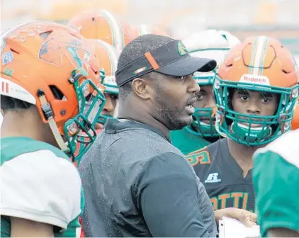  ?? JORDAN CULVER/ORLANDO SENTINEL ?? FAMU coach Willie Simmons instructs the Rattlers during a rain-drenched practice Tuesday. FAMU will face off with rival Bethune-Cookman on Saturday in the Florida Classic at Camping World Stadium. A win sends the Rattlers to their first Air Force Reserve Celebratio­n Bowl in Atlanta.