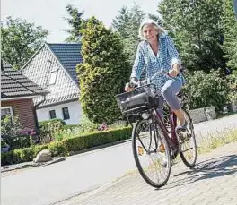  ?? Foto: Christin Klose/dpa-tmn ?? Für Menschen mit Hüftarthro­se sind Radfahren und andere gelenkscho­nende Sportarten ideal.