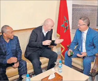  ??  ?? REUNIÓN. Infantino, con el presidente de la CAF, Ahmad Ahmad, y el de la federación marroquí, Fouzi Lekjaa.