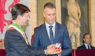  ??  ?? Batistuta e il sindaco Nardella: nel 2016 Gabriel è diventato cittadino onorario di Firenze