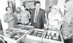  ??  ?? KARIM (tengah) diiringi Pengerusi Biro Wanita PEMADAM Sarawak Sharifah Hasidah Sayeed Aman Ghazali melihat pameran dadah sempena Seminar Kesedaran Bebas Dadah di Kuching.