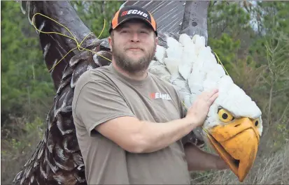  ?? Kevin Myrick /
SJ ?? Jeremy Smith created this bald eagle with a moving head in his latest chainsaw carving art project. The wings are made out of chainsaw bars, and the rest out of several logs.