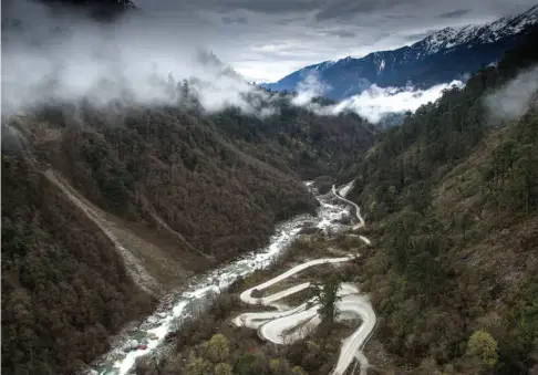  ??  ?? 鸟瞰西藏墨脱公路（普布扎西/摄）