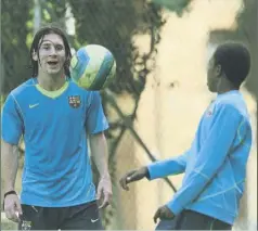  ?? Foto: m. montilla ?? Messi dando toques con Marcus en un entrenamie­nto