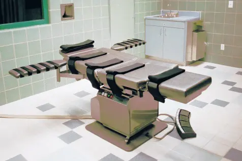  ?? CHUCK ROBINSON/AP 1995 ?? Executione­rs who put 13 inmates to death in the last months of the Trump administra­tion likened the process of dying by lethal injection to falling asleep. Above, the execution chamber in the U.S. Penitentia­ry in Terre Haute, Ind.
