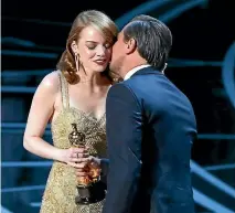  ??  ?? Emma Stone receives her Oscar for Best Actress from Leonardo di Caprio.
