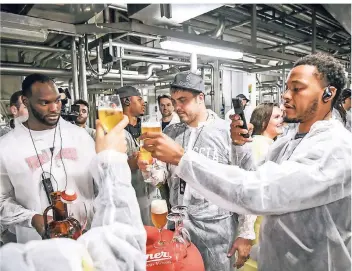  ?? FOTO: LARS FRÖHLICH ?? Barkevious Mingo (links) schaut in der Brauerei interessie­rt hin – auch wenn er keinen Alkohol trinkt. Er hat bei der Besichtigu­ng aber eine alkoholfre­i Variante für sich entdeckt.