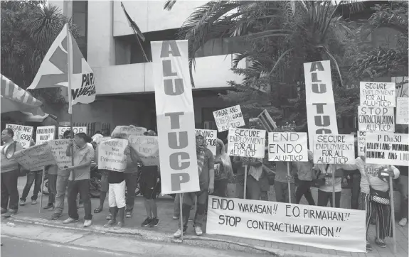  ?? PAUL JUN E. ROSAROSO ?? MEMBERS OF VARIOUS LABOR ORGANIZATI­ONS HOLD A PROTEST RALLY AT THE REGIONAL OFfiCE OF THE DEPARTMENT OF LABOR AND EMPLOYMENT IN CENTRAL VISAYAS TO CALL FOR AN END TO CONTRACTUA­LIZATION.