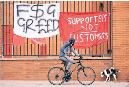  ?? FOTO: JON SUPER/AP ?? Fans haben Banner am Zaun des Liverpoole­r Stadions aufgehängt, um gegen die Super League zu protestier­en. Sie kritisiere­n Gier und, dass sie nicht als Fans, sondern als Kunden gesehen werden.